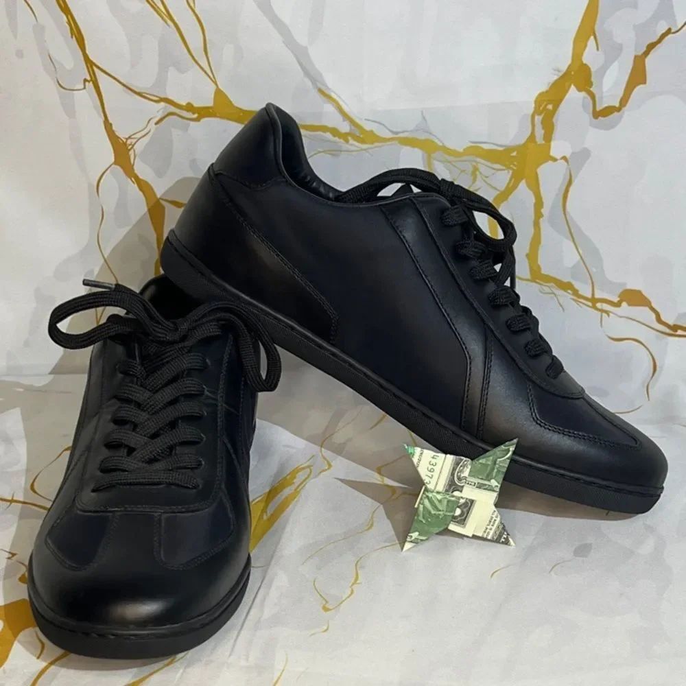 🌞 SPRING LUCK 🍀
Louis Vuitton LV Trainer sneaker in black leather. NWT